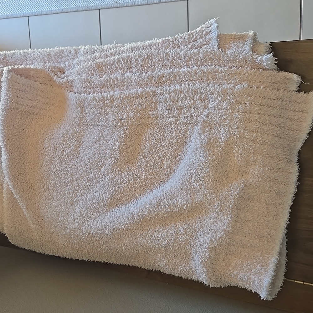 Barefoot Dreams throw blanket Pale Pink  White Trim Cozy Comfortable Chic Soft - Picture 4 of 10